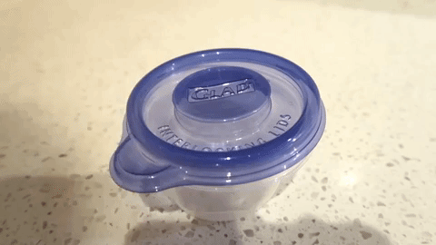 准备一个带盖子的塑料碗或者饮料瓶。