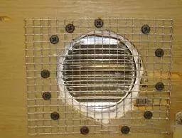 坑道外的排水管口安装网眼1.3 cm×1.3 cm的钢丝网罩, 并定期检查，清理污物, 以防堵塞
